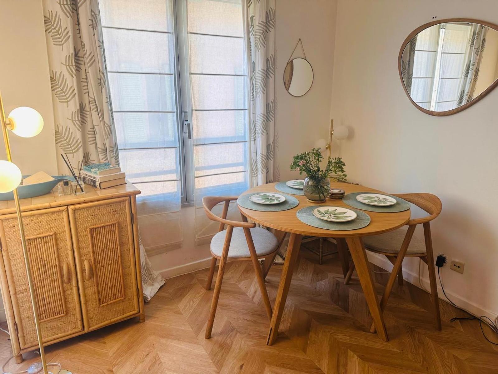 Lovely One Bedroom With Balcony & Wifi Just Minutes Walk From Palais And Beaches 109 Apartment *